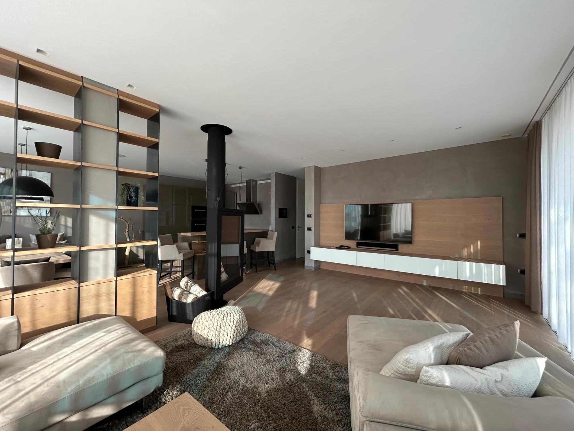 Appartamento con 3 Camere da Letto e Vista Lago